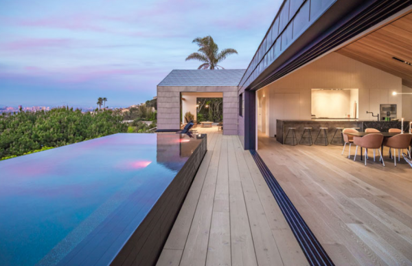 Villa Kayu Modern dengan Pemandangan Laut